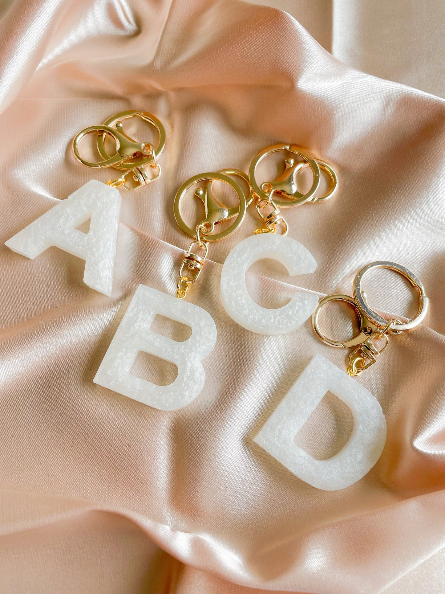 White initial keychain *Gold keychain*