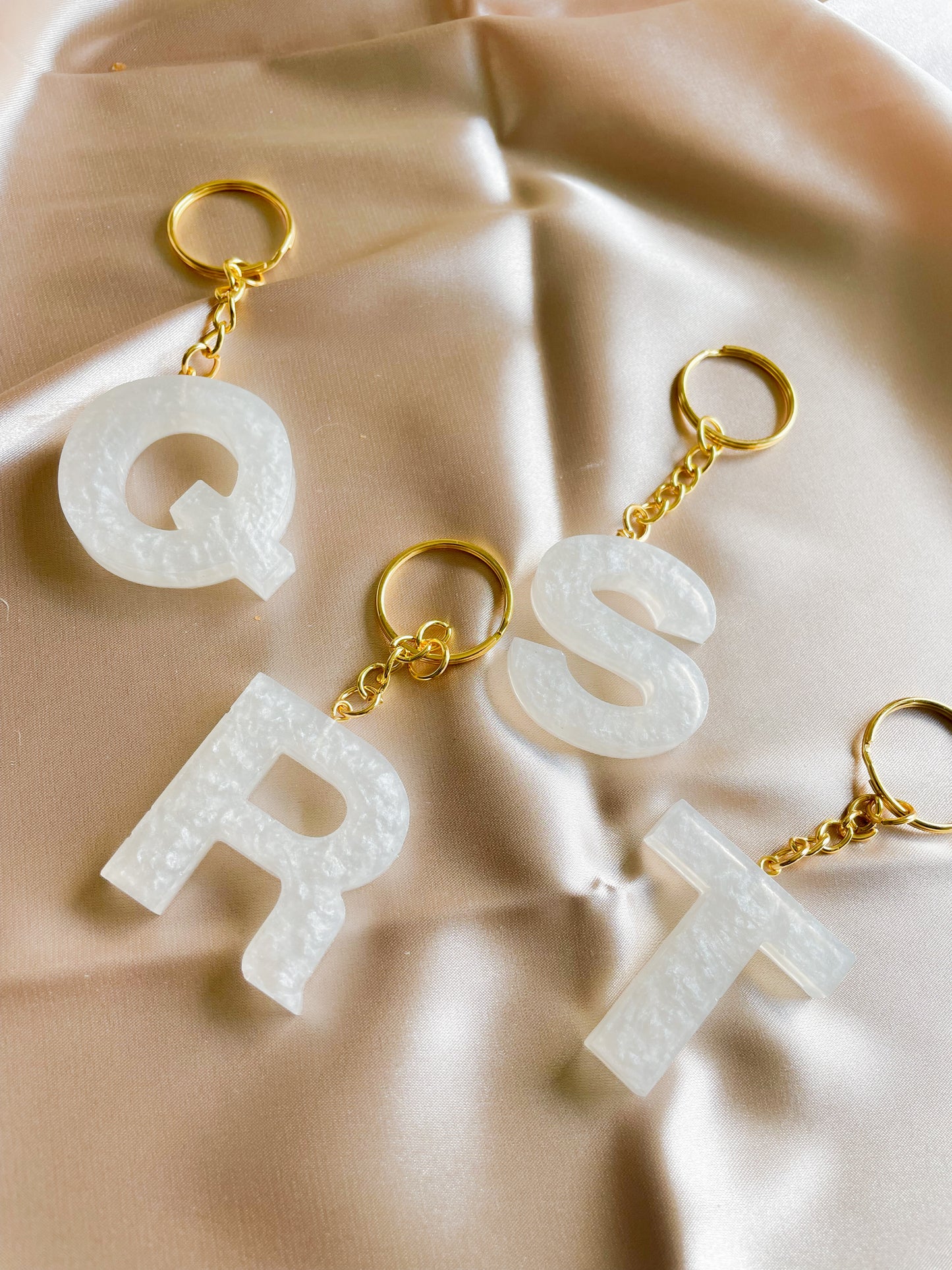 White initial keychain *Gold keychain*