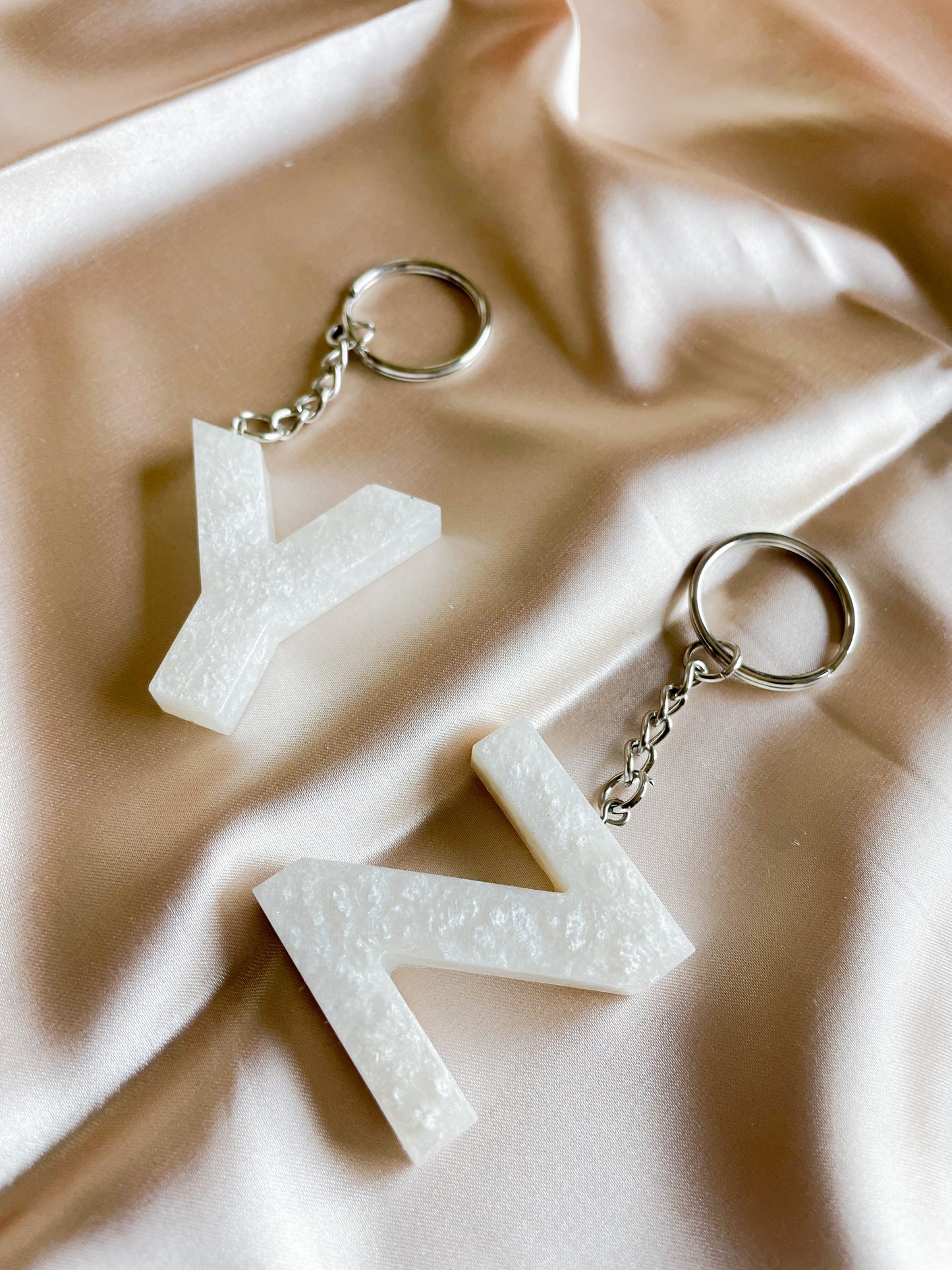 White initial keychain *Silver keychain*