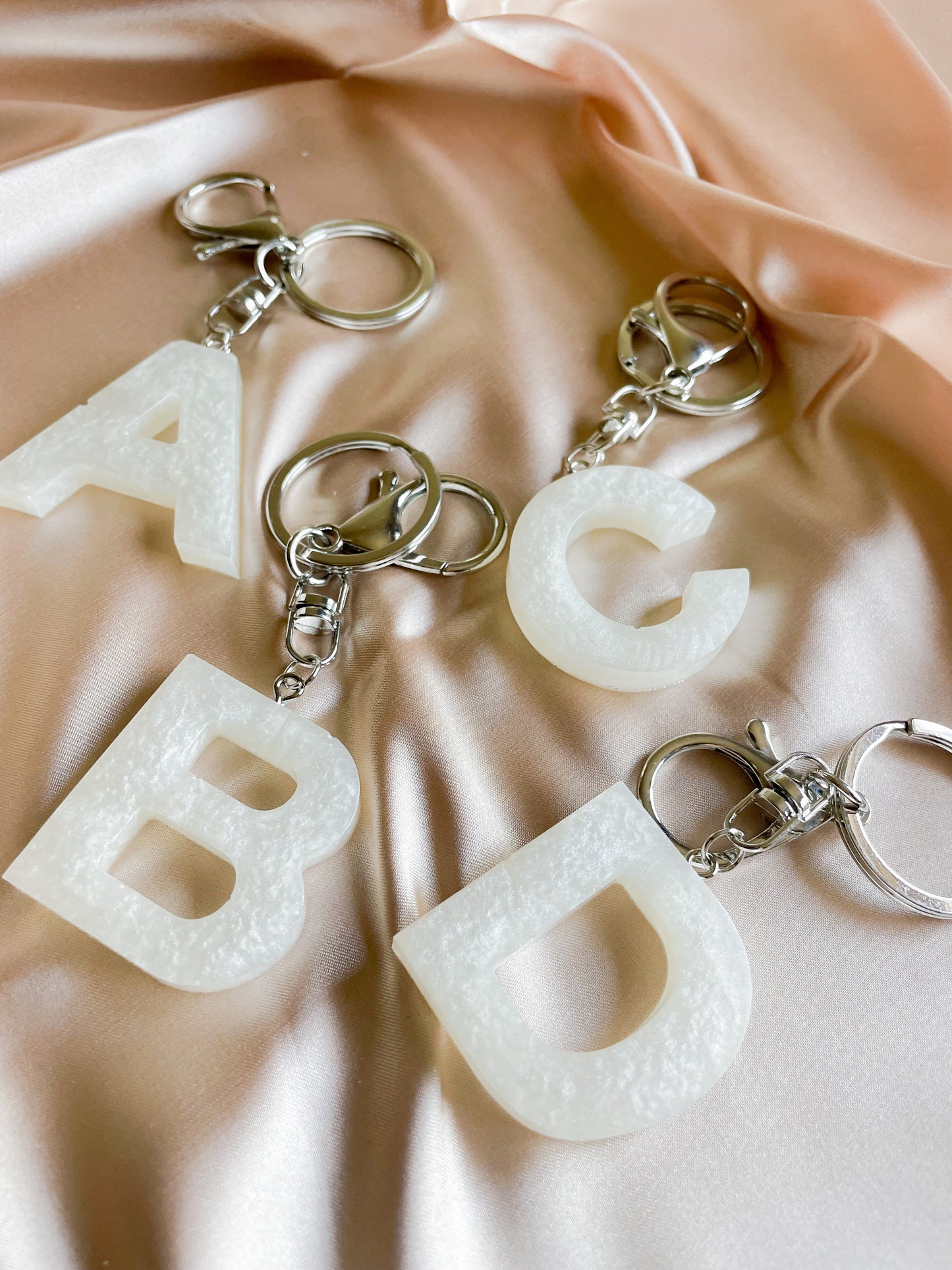 White initial keychain *Silver keychain*