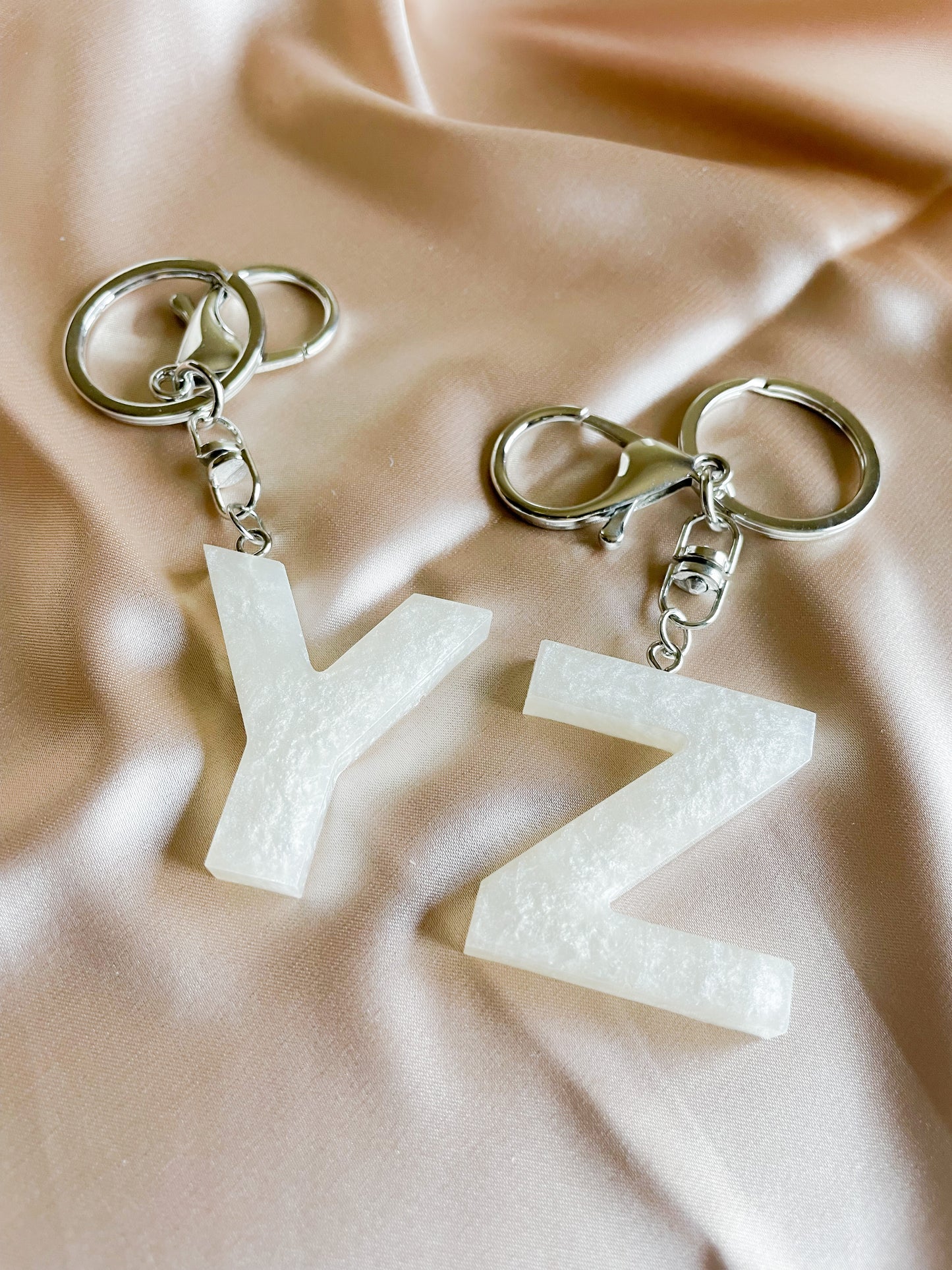 White initial keychain *Silver keychain*